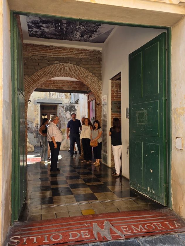 Visita del arzobispo Ángel Rossi al Archivo de la Memoria. 
