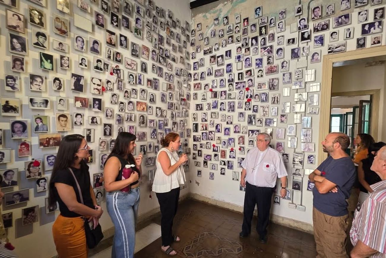 Visita del arzobispo Ángel Rossi al Archivo Provincial de la Memoria. 
