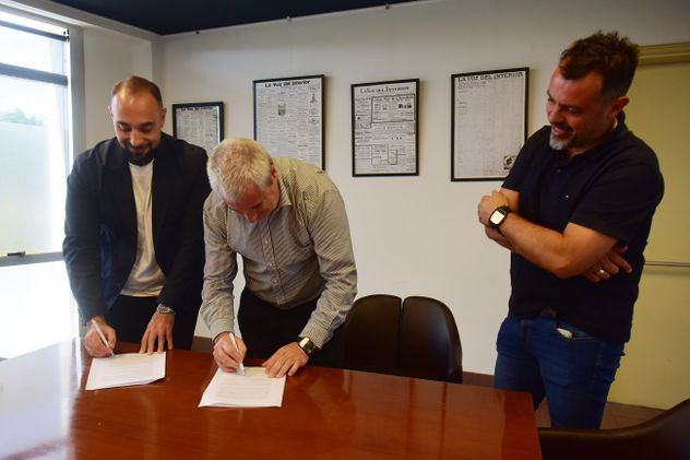 Firma de convenio entre La Voz y la Sociedad Rural de Jesús María.