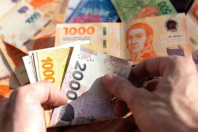Con una inflación que volvió a acelerarse, los ingresos de las familias siguen perdiendo poder de compra. (La Voz)