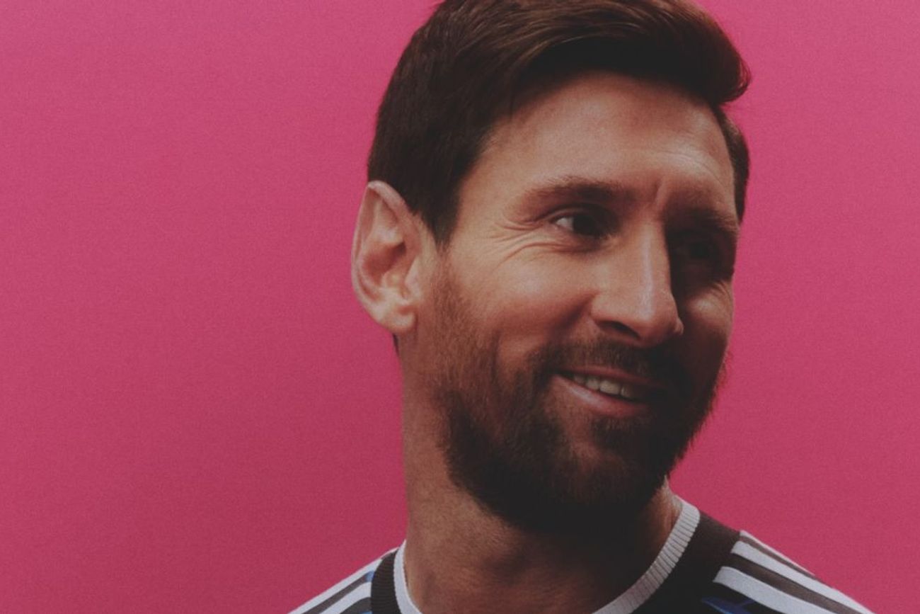 Gala negra y fileteado: la Selección Argentina presentó su nueva piel para el Mundial 2026.