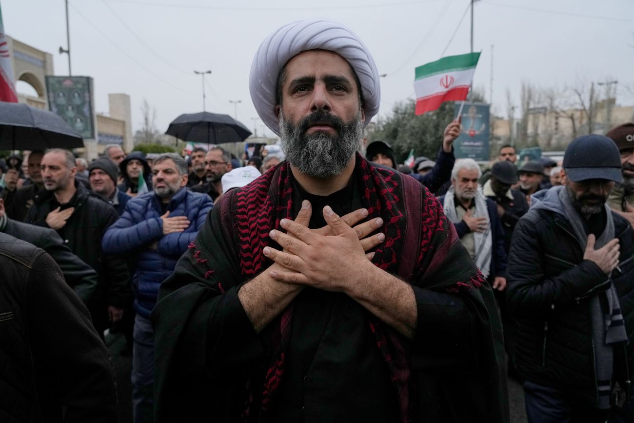 Un clérigo se golpea el pecho mientras llora durante la procesión fúnebre del ministro de inteligencia de Irán, Esmail Khatib, y, según funcionarios iraníes, su esposa e hija, en Teherán, Irán, el viernes 20 de marzo de 2026. (Foto AP/Vahid Salemi)