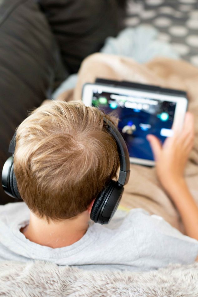 La Organización Mundial de la Salud (OMS) advierte que el uso prolongado de auriculares a alto volumen pone a 1.100 millones de jóvenes en riesgo de sordera irreversible.