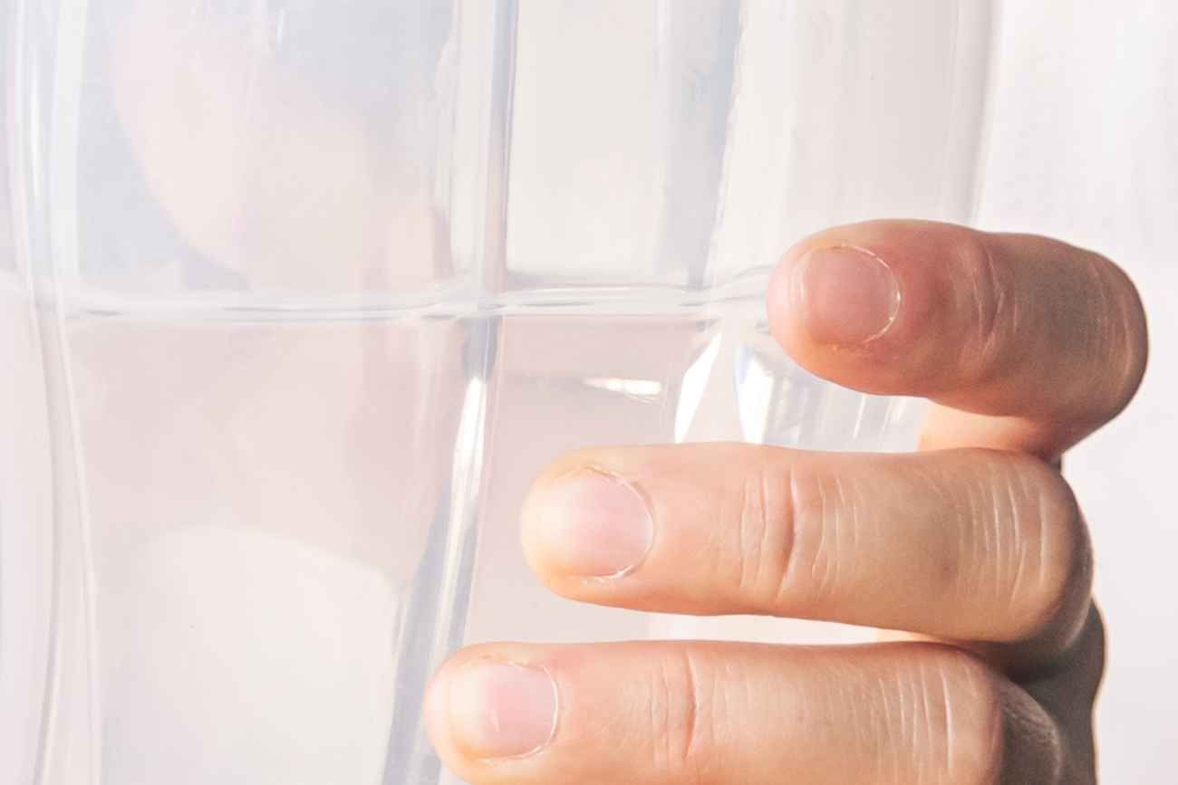 Las botellas reutilizables, promovidas como una alternativa sostenible al plástico de un solo uso, se convirtieron en un accesorio esencial. 