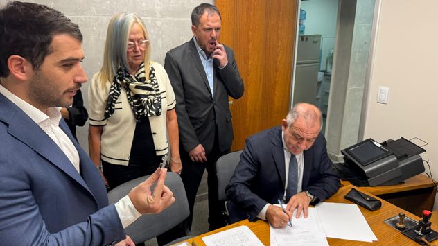 Luis Juez denunció penalmente a Daniel Passerini por presuntos sobreprecios en el alquiler de colectivos.