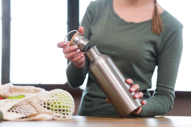 Las botellas reutilizables, promovidas como una alternativa sostenible al plástico de un solo uso, se convirtieron en un accesorio esencial. 