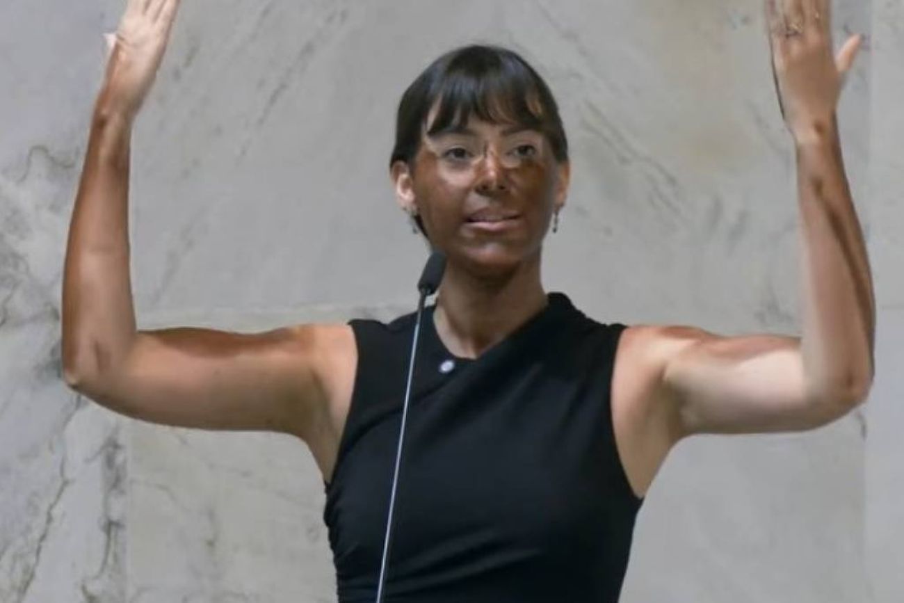 Piden destituir a una diputada brasilera que se pintó de negro en la asamblea legislativa de San Pablo