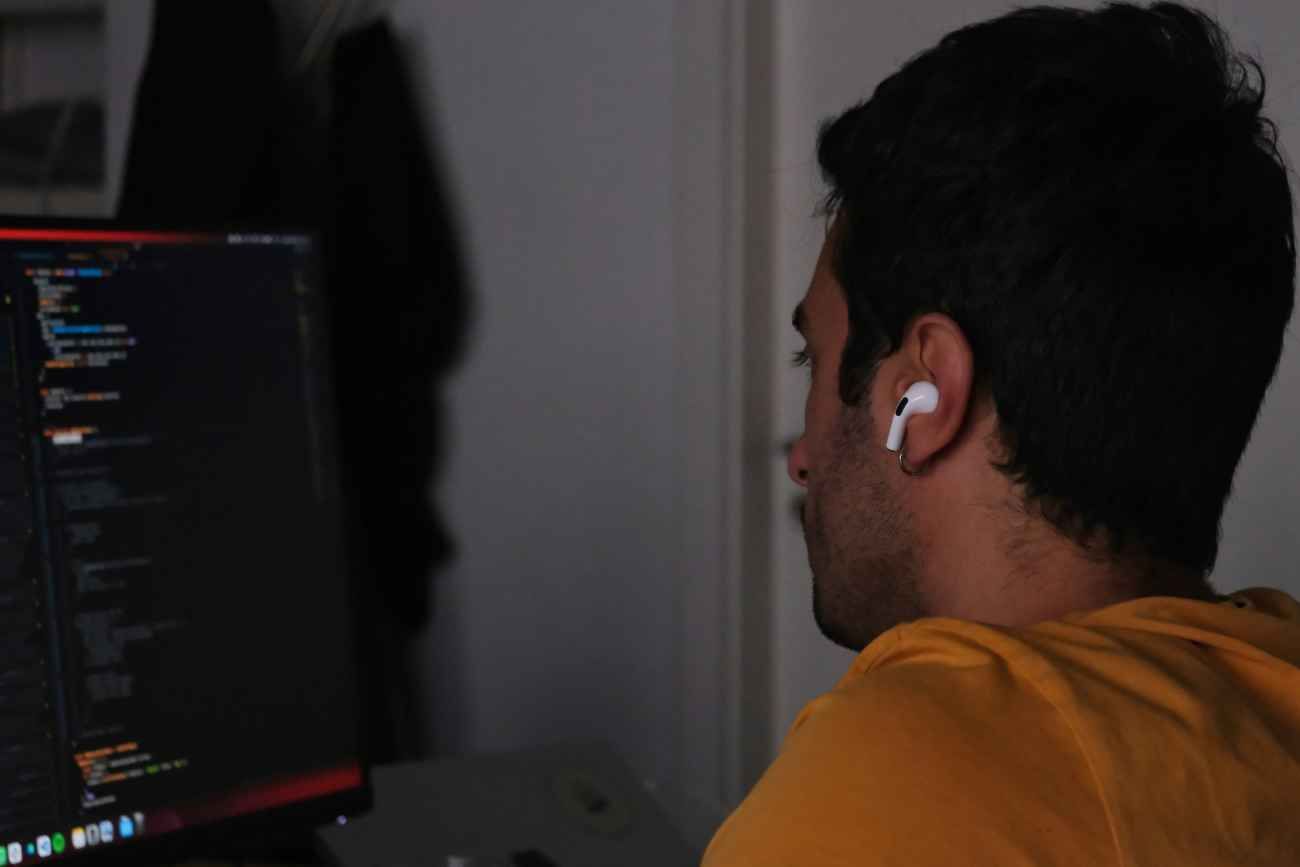 La Organización Mundial de la Salud (OMS) advierte que el uso prolongado de auriculares a alto volumen pone a 1.100 millones de jóvenes en riesgo de sordera irreversible.