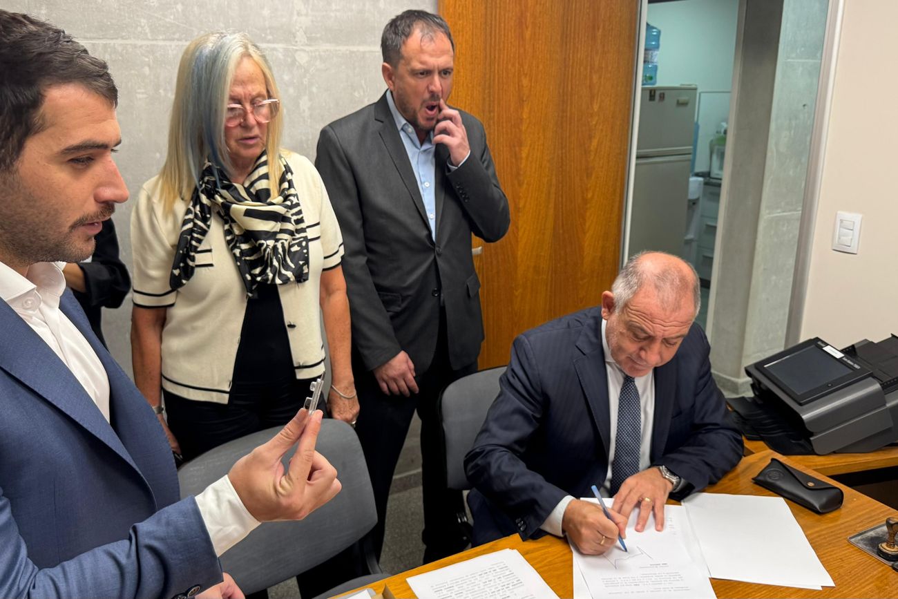 El senador Luis juez y su hijo, el concejal Martín Juez, en la presentación de una denuncia penal por la contratación de Ersa en 2024. 