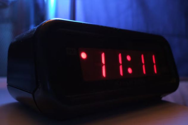 Qué son las horas espejo y por qué ves números como 11:11.