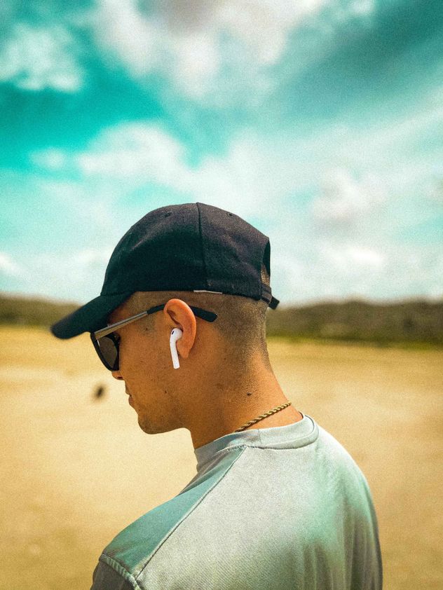 La Organización Mundial de la Salud (OMS) advierte que el uso prolongado de auriculares a alto volumen pone a 1.100 millones de jóvenes en riesgo de sordera irreversible.