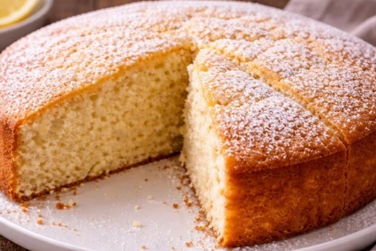 Torta de vainilla esponjosa: la receta fácil y económica que siempre sale bien.