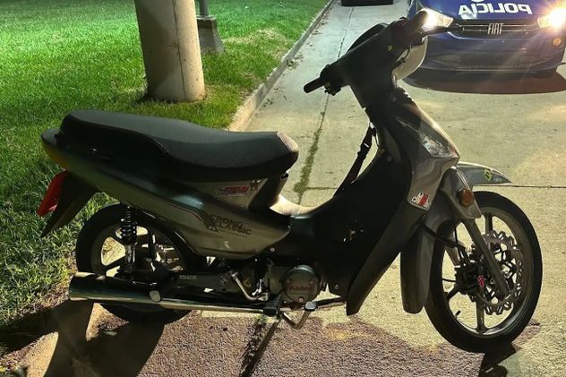 Villa Nueva: evadieron un control policial y fueron detenidos con semillas de cannabis y una moto (Foto: Policía de Córdoba)
