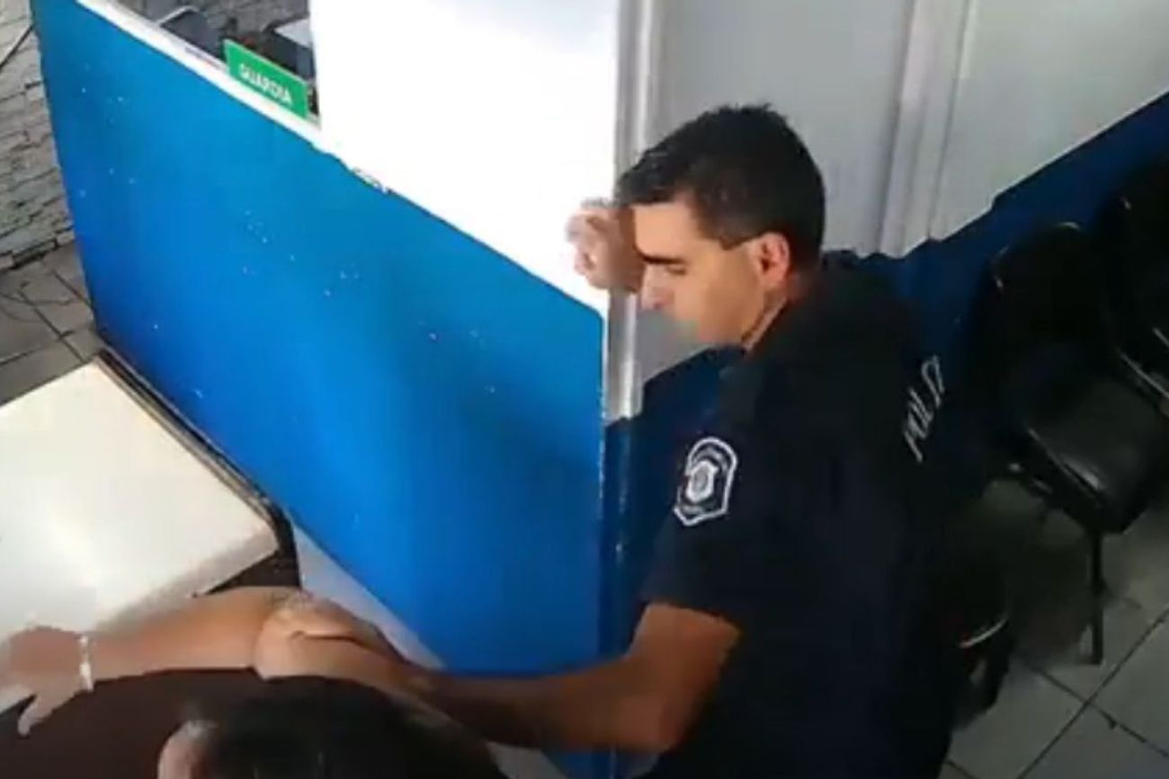 Escándalo en Mar del Plata: desafectaron a un policía tras insultar y agredir a una mujer en una comisaría