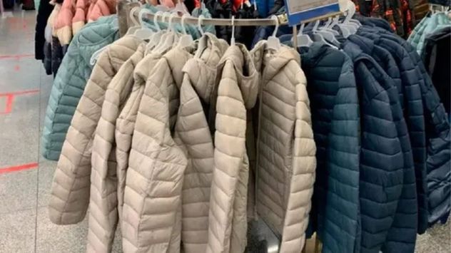Liquidación anticipada: supermercados rematan camperas desde $ 6000 ante la llegada del otoño.