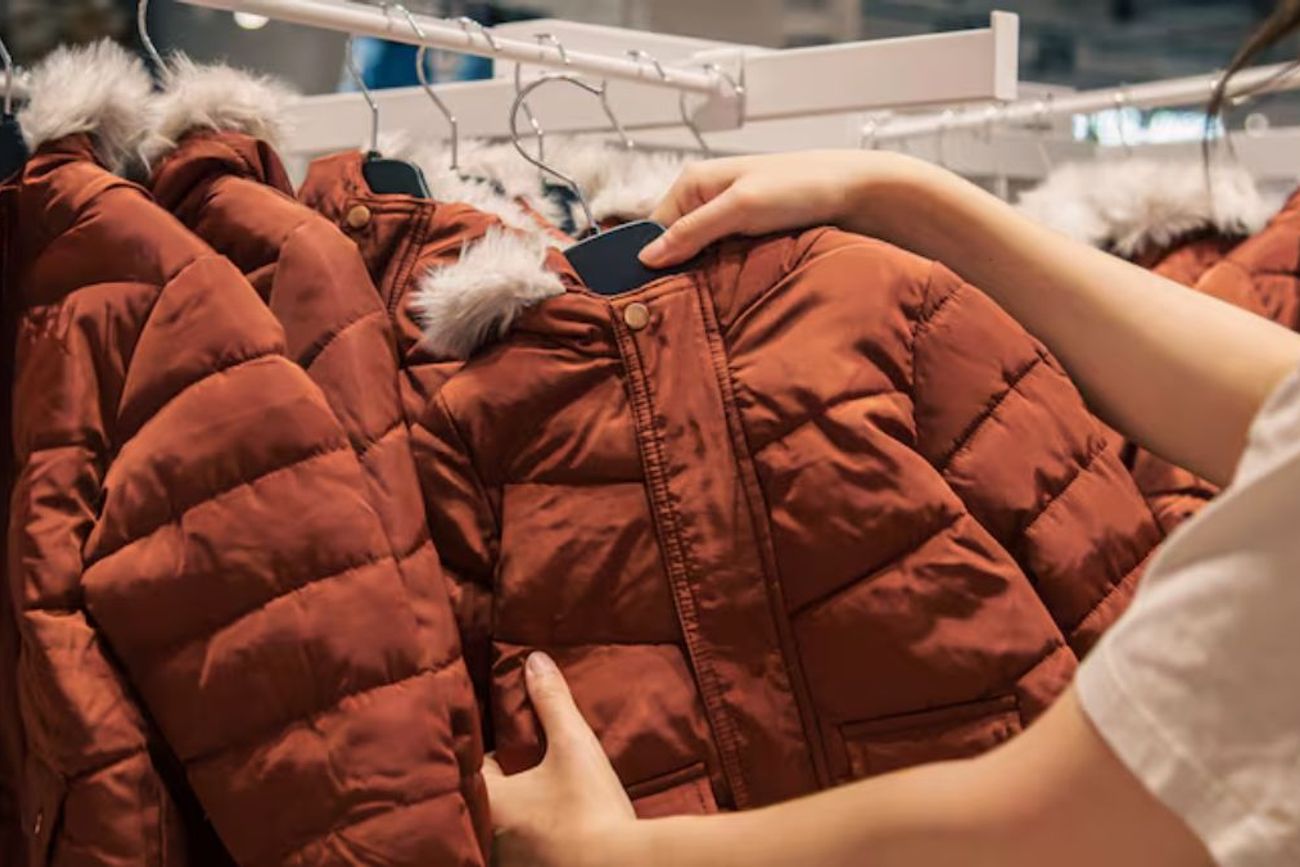 Liquidación anticipada: supermercados rematan camperas desde $ 6.000 ante la llegada del otoño.