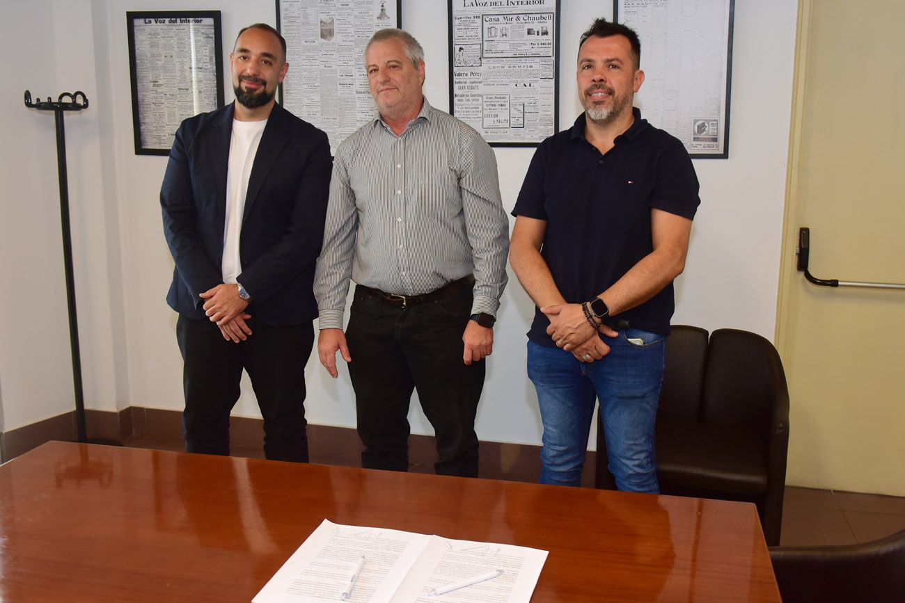 Firma de convenio entre La Voz y la Sociedad Rural de Jesús María.