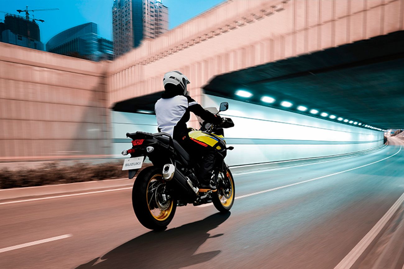 Suzuki V-Strom 650 XT ya es una leyenda entra las motos adventure haciendo camino en cada rodada.