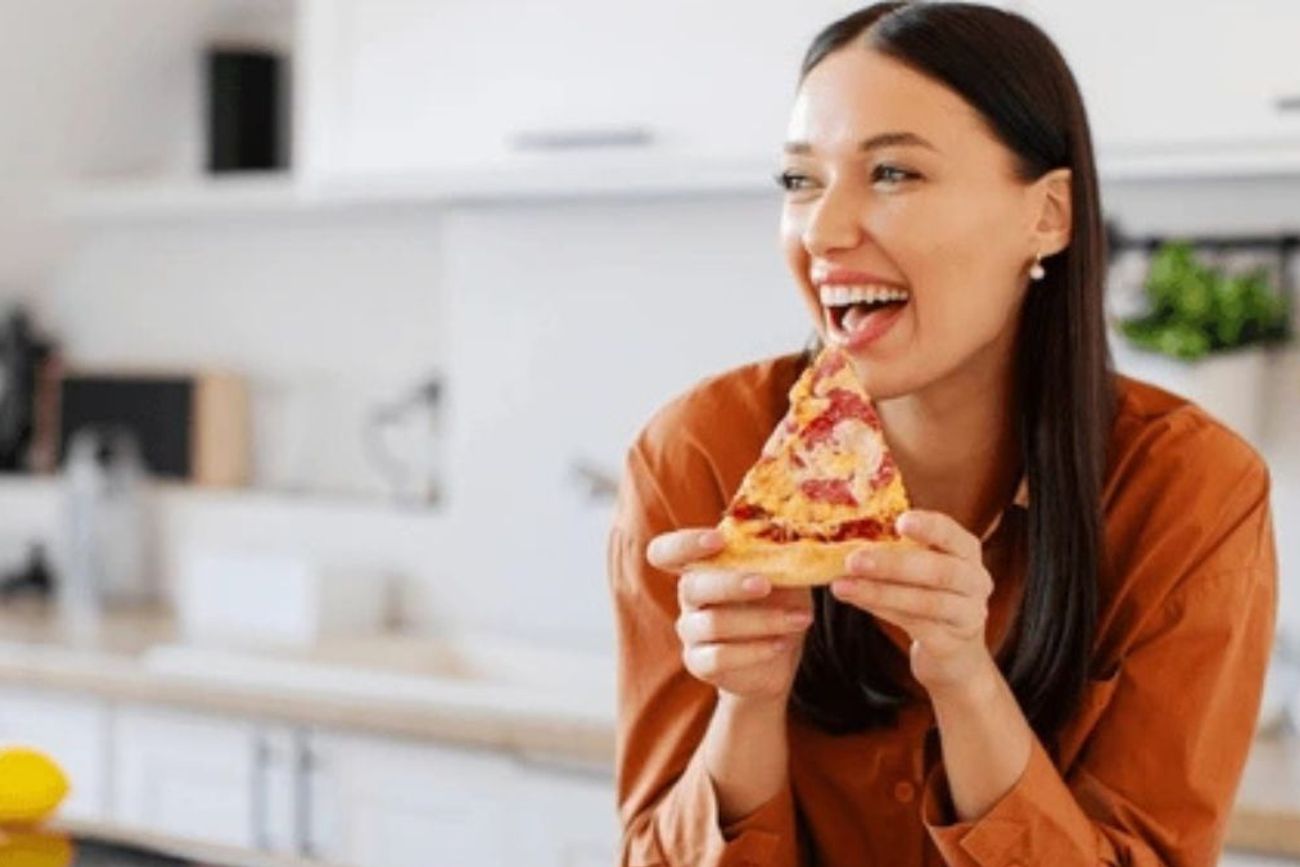 Adiós al microondas: el infalible truco de la sartén para recalentar la pizza y que quede como recién hecha.