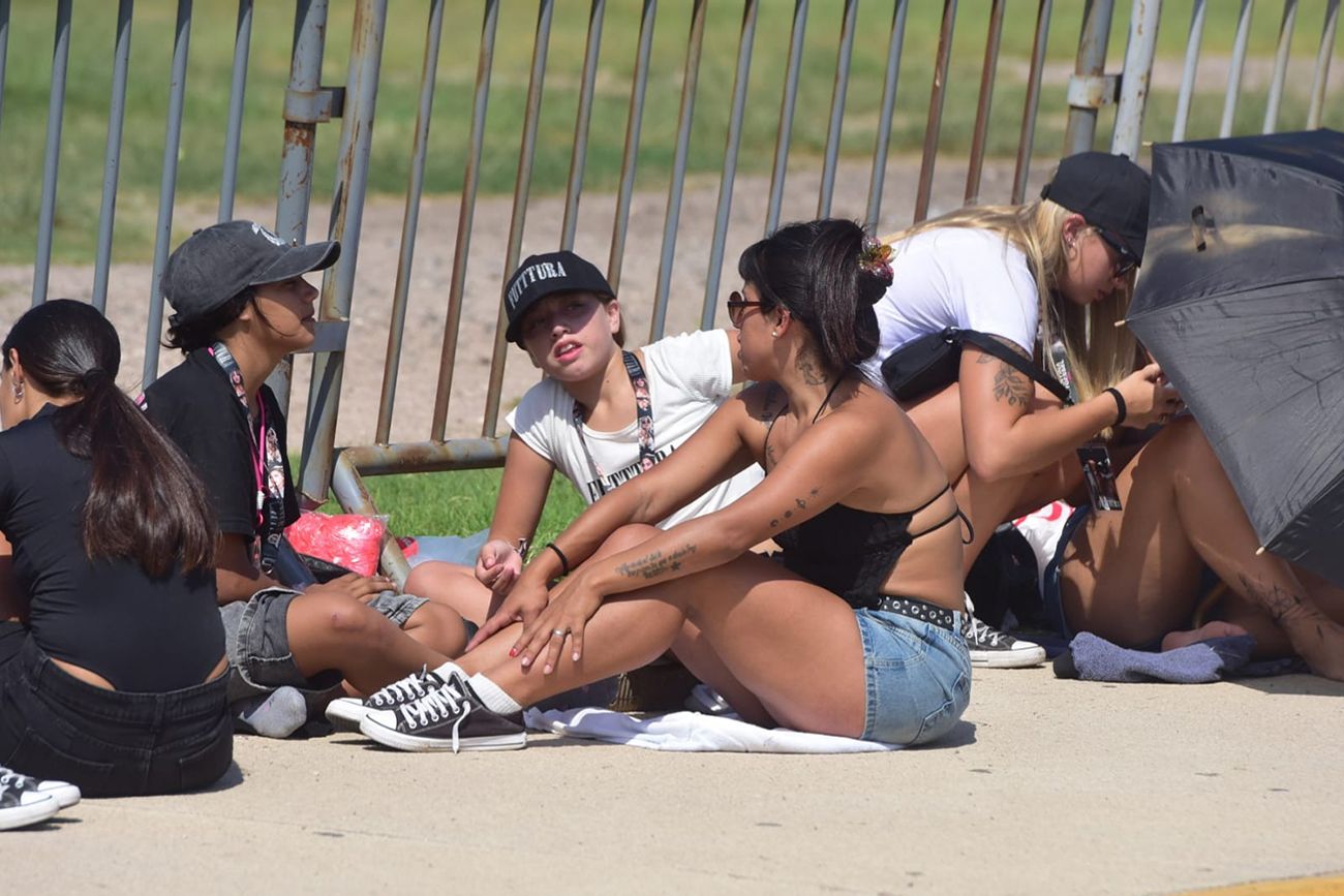 Fans de Tini Stoessel en las inmediaciones del Kempes, este viernes. Llegaron de diferentes ciudades y provincias. 
