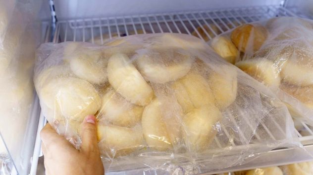 El truco definitivo para congelar el pan y que siempre parezca recién salido de la panadería.
