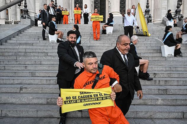 Protesta espontánea de Greenpeace en la explanada del Congreso contra la nueva Ley de Glaciares (Foto: Greenpeace)
