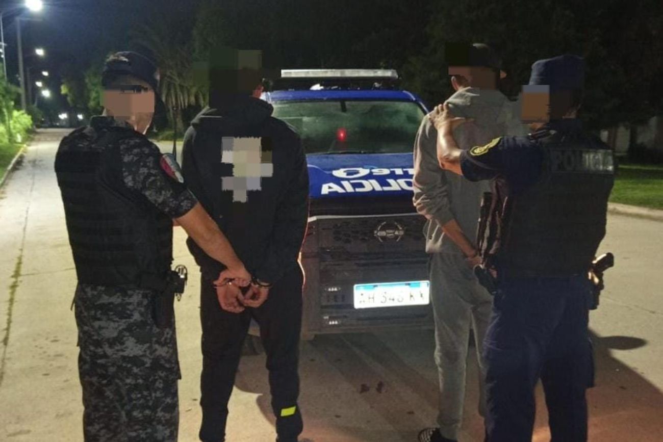 Villa Nueva: evadieron un control policial y fueron detenidos con semillas de cannabis y una moto (Foto: Policía de Córdoba)