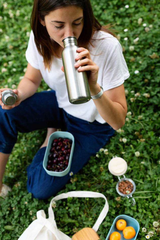 Las botellas reutilizables, promovidas como una alternativa sostenible al plástico de un solo uso, se convirtieron en un accesorio esencial. 