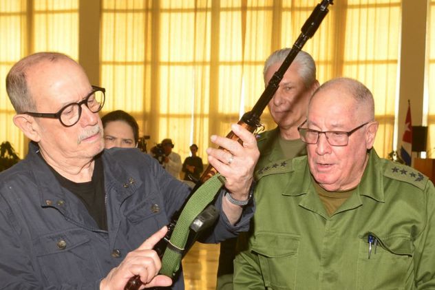 El Gobierno cubano difundió un gesto hacia el cantautor Silvio Rodríguez, a quien se le entregó un fusil AKM y una réplica del arma por su “patriótica disposición” para defender al país.