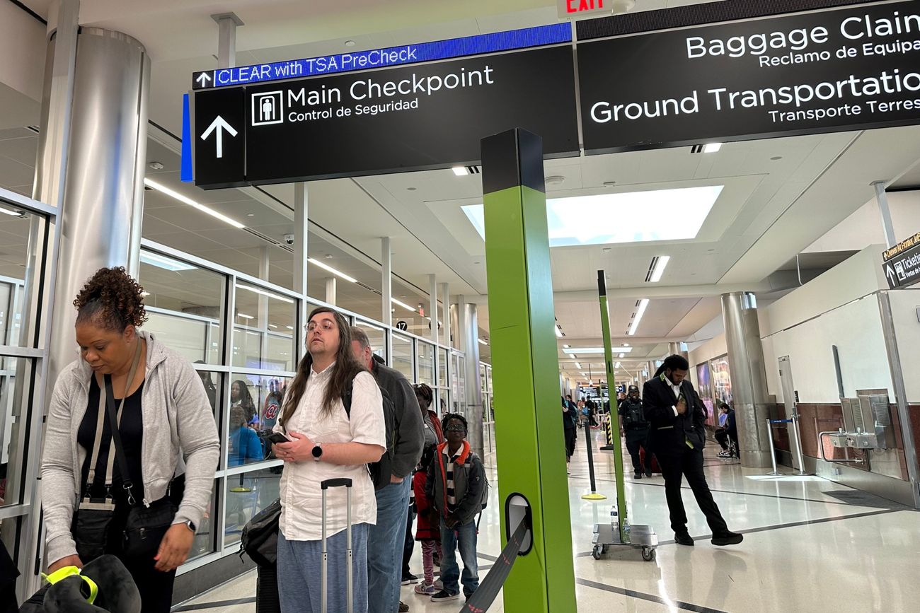 Pasajeros esperan fuera de un puesto de control de la Administración de Seguridad en el Transporte en el Aeropuerto Internacional Hartsfield-Jackson de Atlanta el sábado 21 de marzo de 2026 (Foto AP/Jeff Amy).