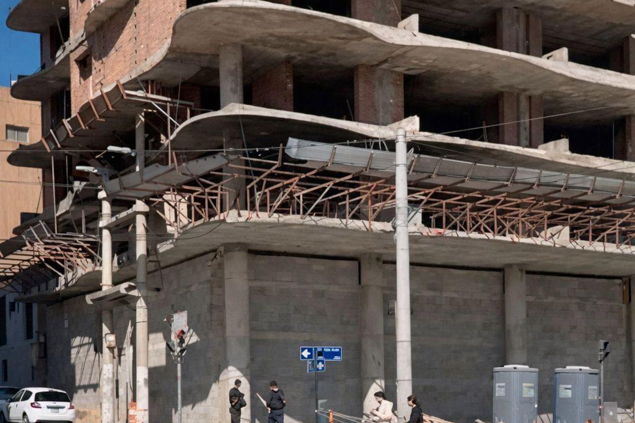 "La Mole", edificio ubicado en Bv. San Juan y San José de Calasanz.  