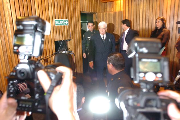 Luciano Benjamín Menéndez ingresa a la sala de audiencias donde será condenado a su primera cadena perpetua por la causa Brandalisis, el 24 de Julio de 2008. 