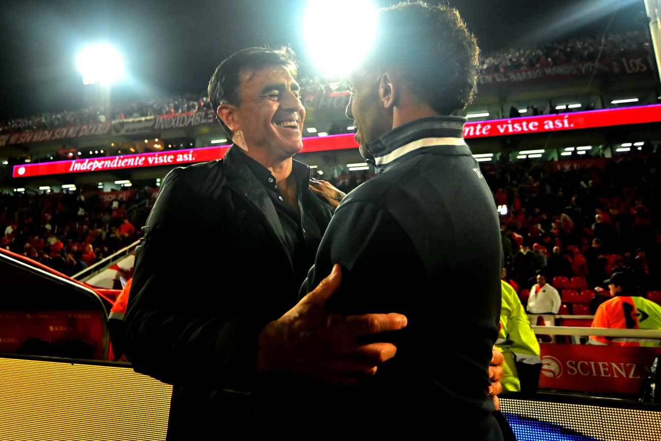 Quinteros y Tevez, técnicos de Independiente y Talleres.