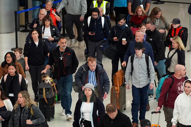 Largas filas en aeropuertos de EE.UU. mientras trabajadores de la TSA siguen sin sueldo. (Archivo/ AP)