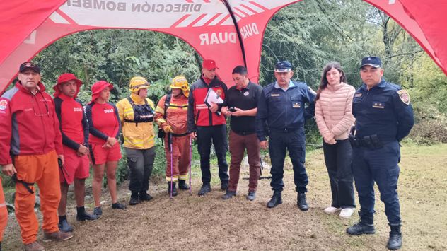 Buscan a un hombre que fue arrastrado por el río.