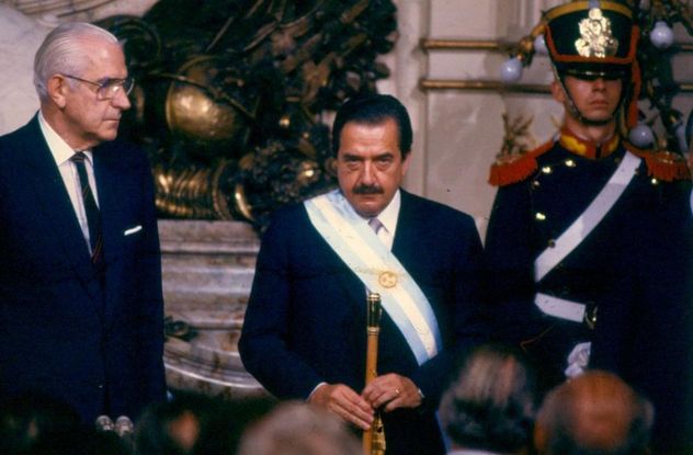 En 1983, tras ganar las elecciones, Raúl Alfonsín recibe el mando de Reynaldo Bignone.