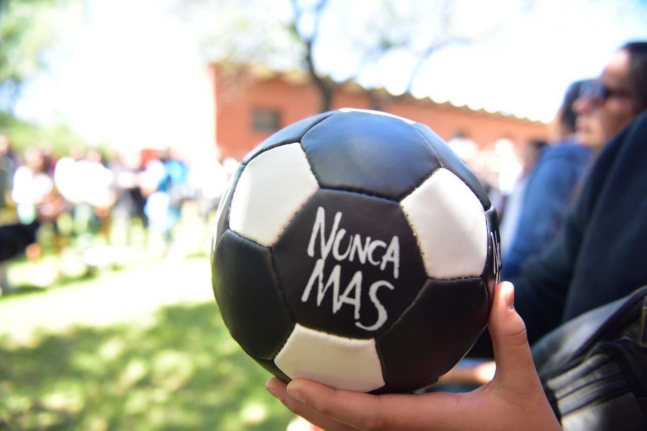 Encuentro inédito de socias y socios de Belgrano, Instituto, Talleres y Estudiantes de Río Cuarto en La Perla en el marco de los 50 años del Golpe. Memoria y fútbol. 