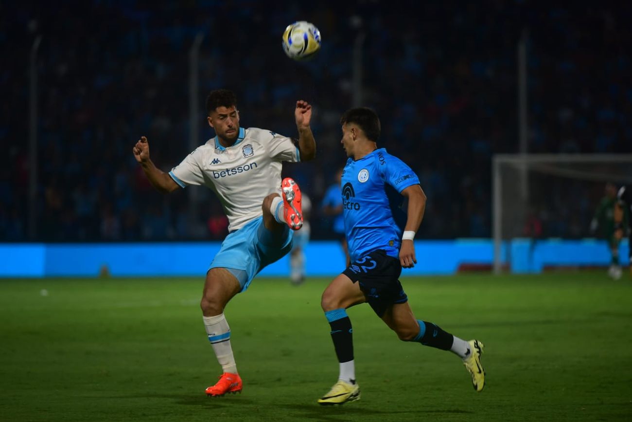 Belgrano ante Racing en el Gigante de Alberdi.