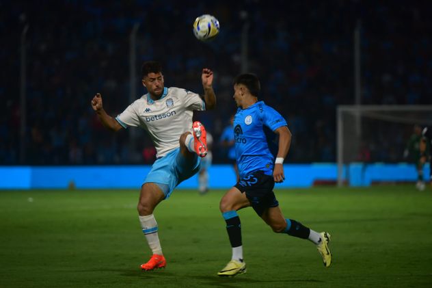 Belgrano ante Racing en el Gigante de Alberdi.