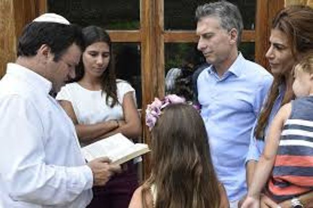 Con las hijas de Alberto Nisman y el entonces presidente Mauricio Macri y su esposa, haciendo una oración. 