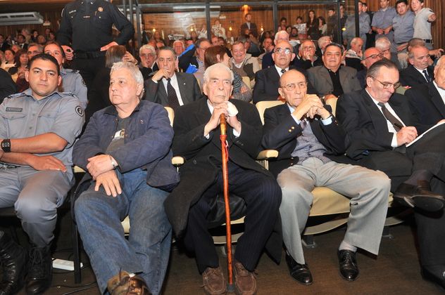 Pedro Vergez, a la derecha de Menéndez, durante uno de los juicios de lesa humanidad. 