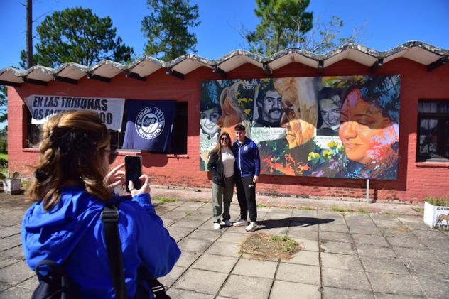 Encuentro inédito de socias y socios de Belgrano, Instituto, Talleres y Estudiantes de Río Cuarto en La Perla en el marco de los 50 años del Golpe. Memoria y fútbol.