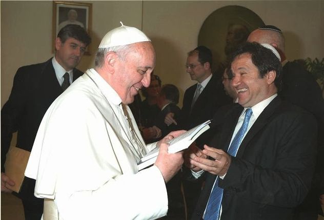 Con el Papa Francisco. También cantó un salmo en hebreo en la primera comida kosher ofrecida por un pontífice en el Vaticano. 