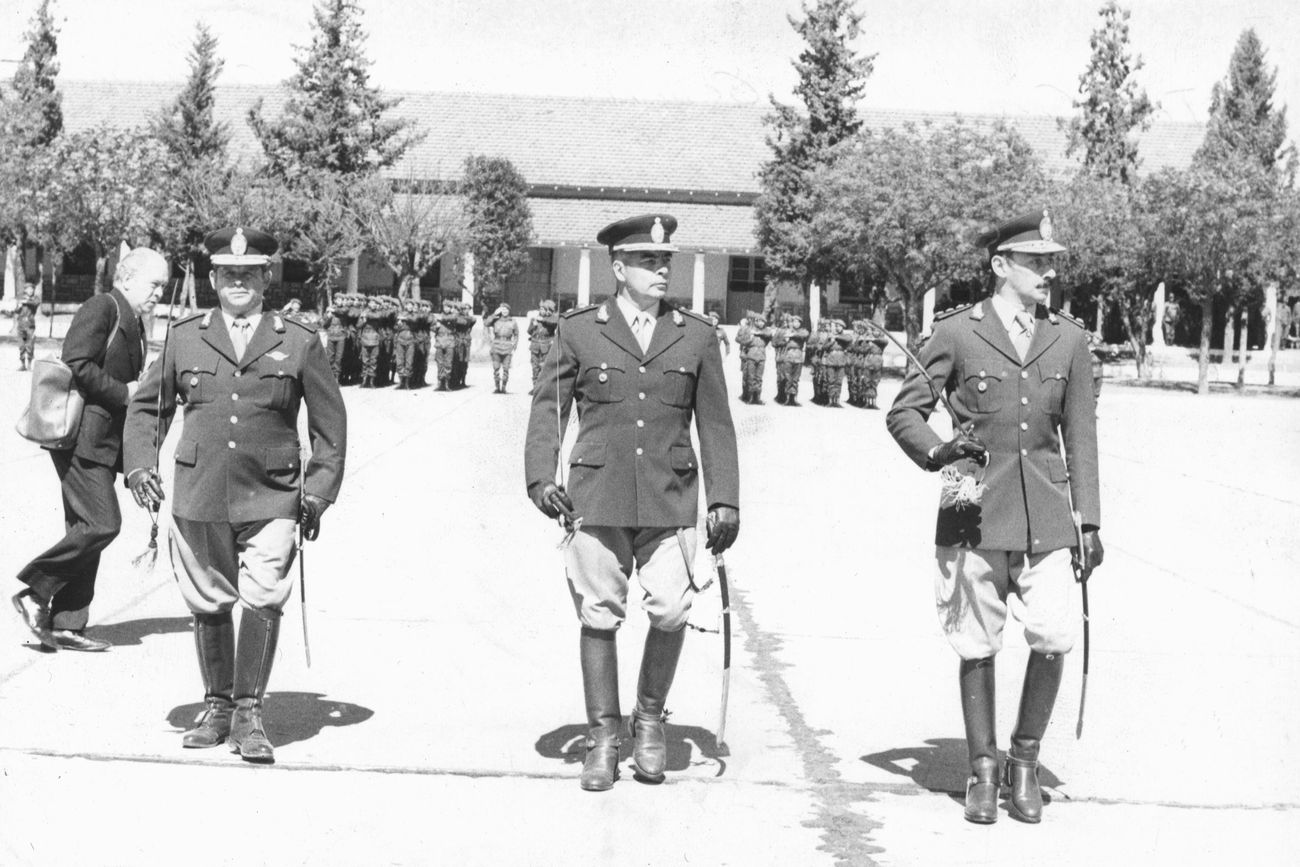 Luciano Benjamín Menéndez (al centro) y Jorge Rafael Videla (a la derecha) en el Tercer Cuerpo del Ejército. 