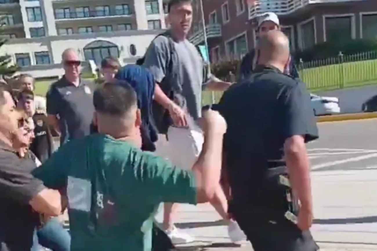 Viralizan video de fuerte piña a joven detenido por presunto robo en Mar del Plata. 