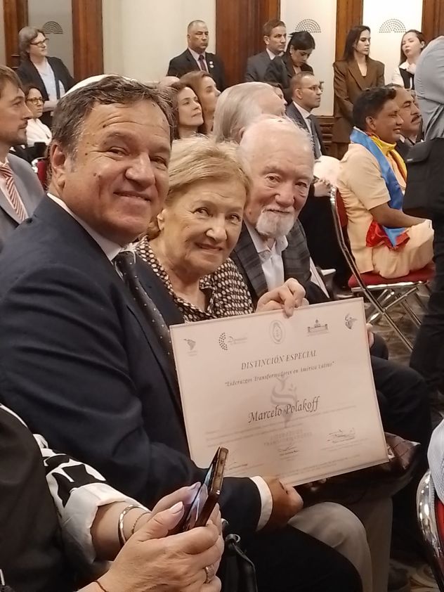 Con sus padres, Clara y Daniel, en un reconocimiento que el Congreso le otorgó a Marcelo. 
