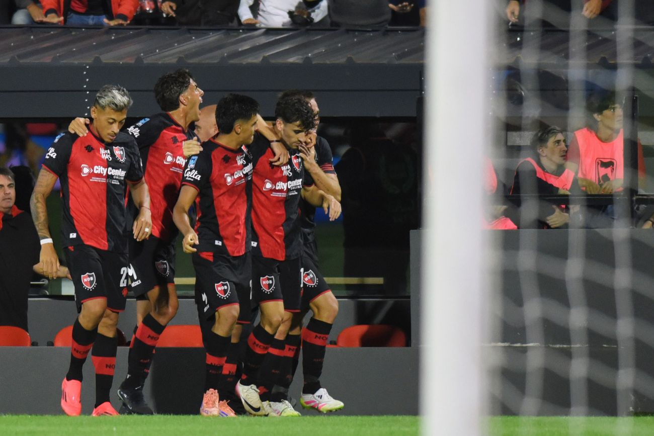 Newell's ante Gimnasia de Mendoza.