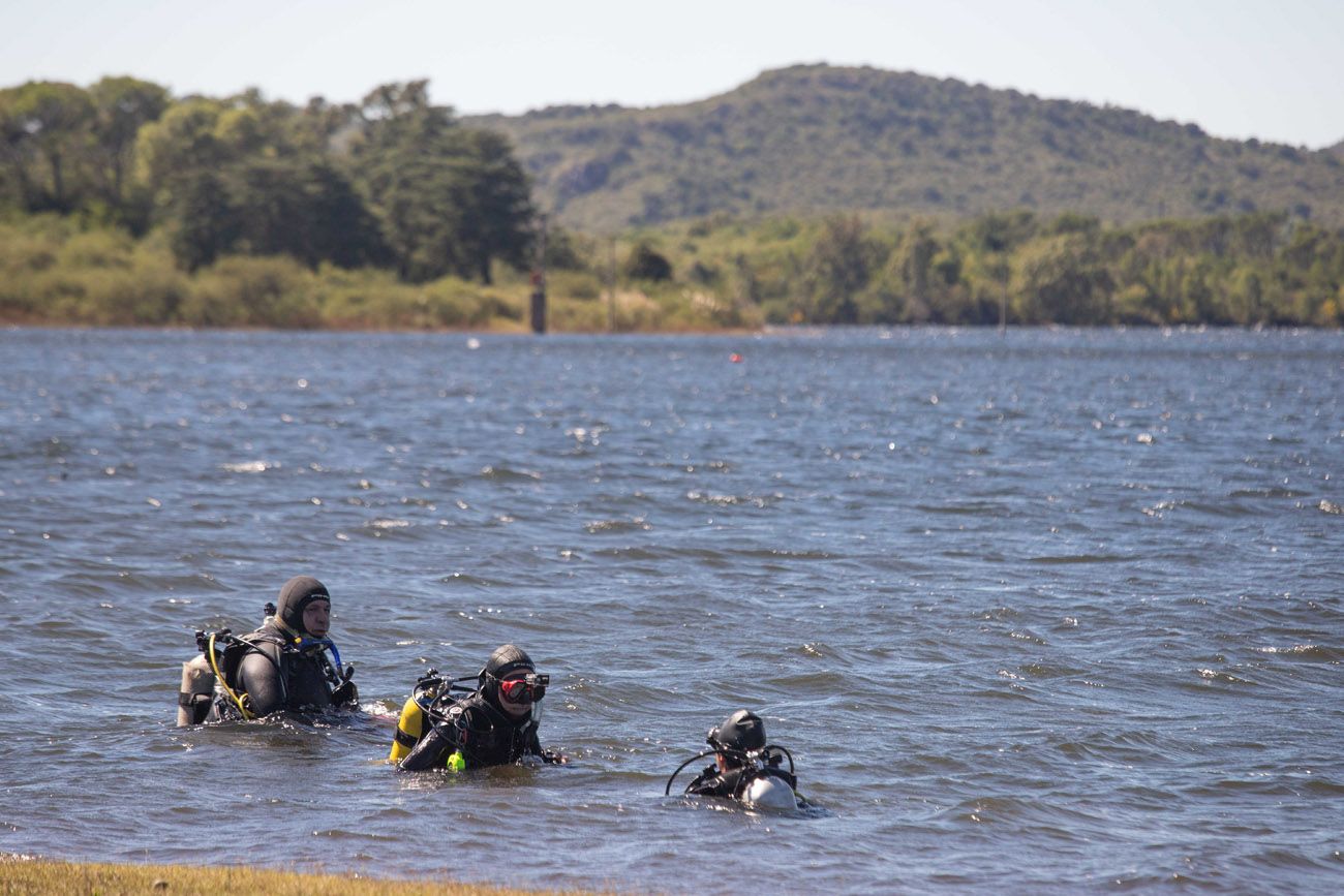 Buzos voluntarios limpian la costa del lago de Embalse, sobre Villa del Dique.  Fue el cuarto operativo "Fondo Limpio" en Córdoba. 