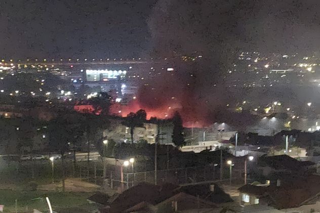 El impacto de una bomba de racimo en Dinoma, en Israel. (Moked Bitajon)