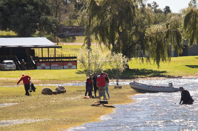 Buzos voluntarios limpian la costa del lago de Embalse, sobre Villa del Dique.  Fue el cuarto operativo "Fondo Limpio" en Córdoba.  